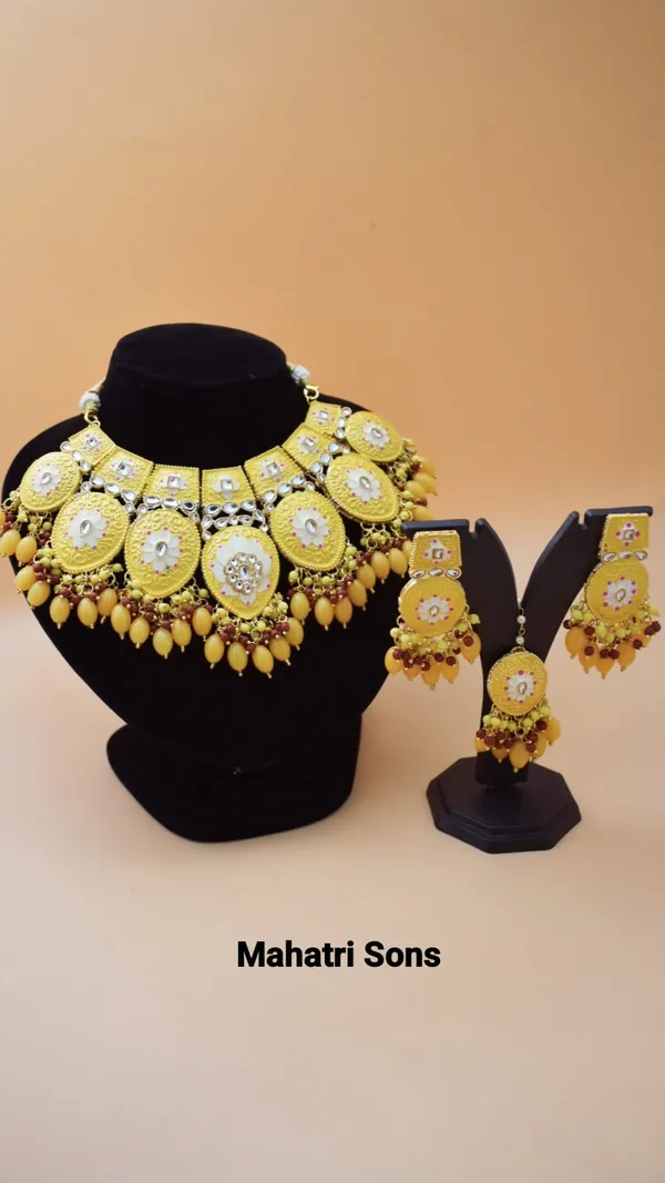 Yellow_Necklace_Set_and_Earrings_with_Maang_tikka