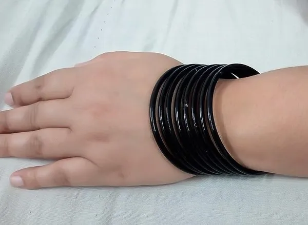 Pack_of_24_Glass_Bangles_For_Women_&_Girls_Chudi_Set_Plain_Black_With_Glossy_Finished
