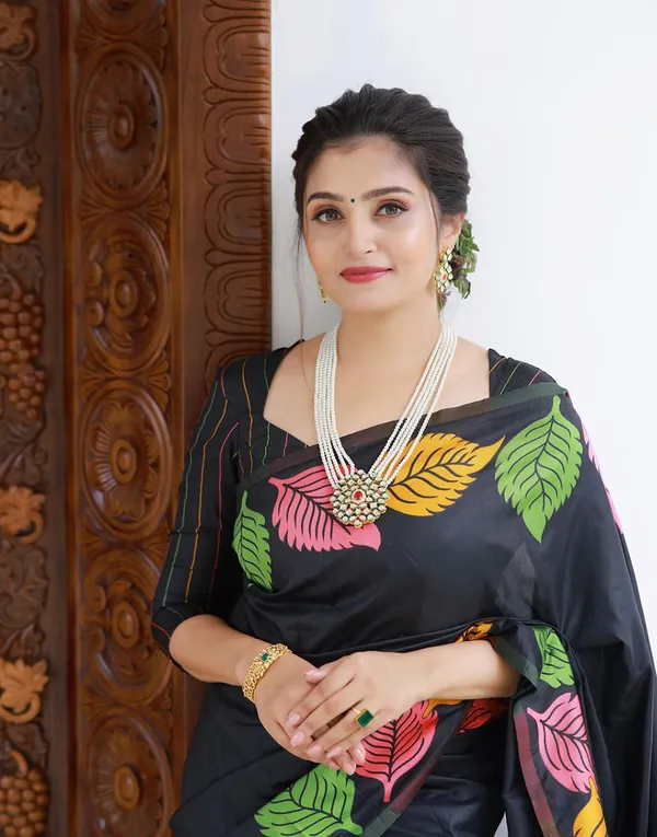 Black_Pure_Kanjivaram_Silk_Saree_With_Brocade_Blouse_For_Women
