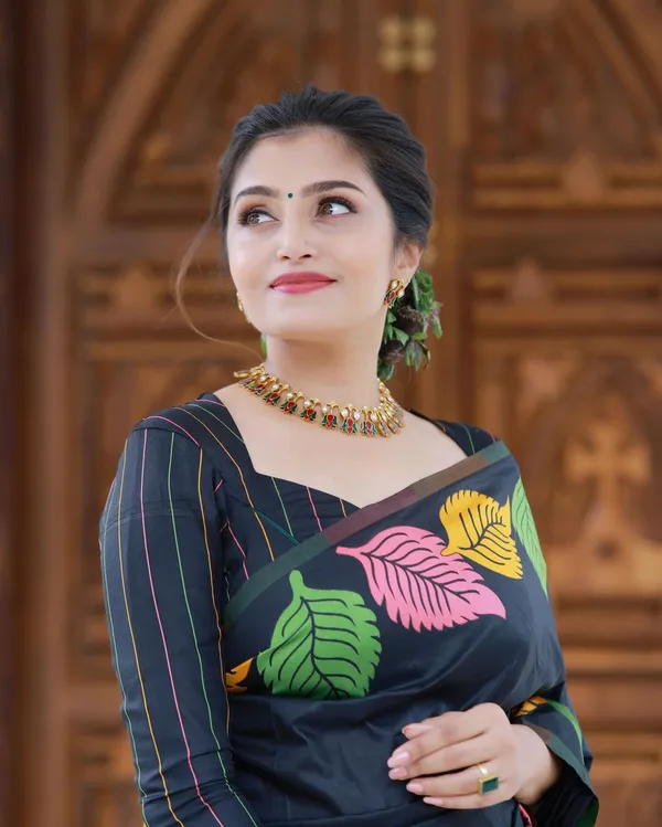 Black_Pure_Kanjivaram_Silk_Saree_With_Brocade_Blouse_For_Women