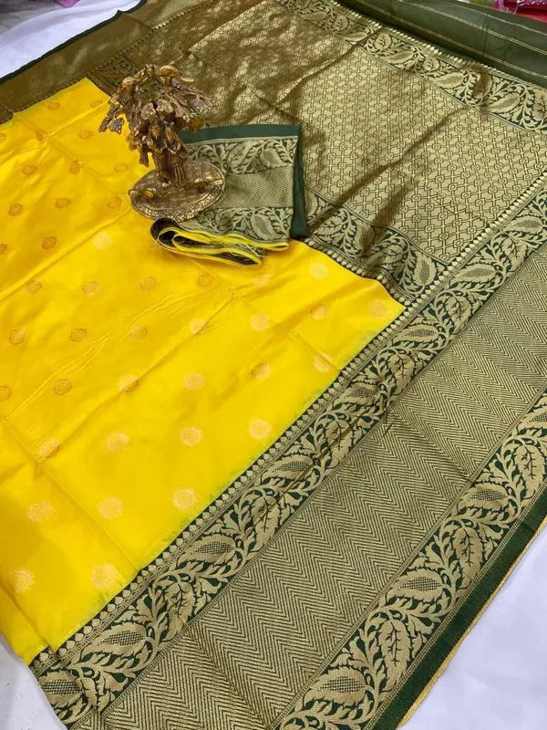 Green_Pure_Kanjivaram_Silk_Saree_With_Brocade_Blouse_For_Women