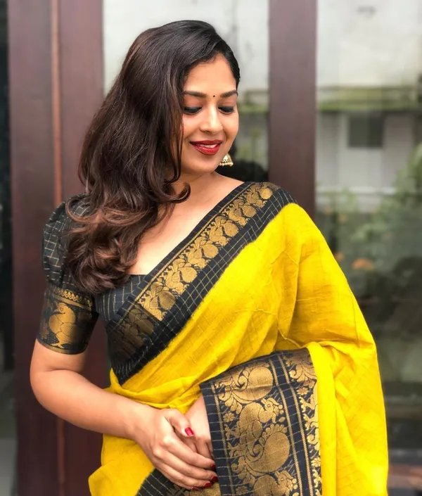 Yellow_Pure_Kanjivaram_Silk_Saree_With_Brocade_Blouse_For_Women