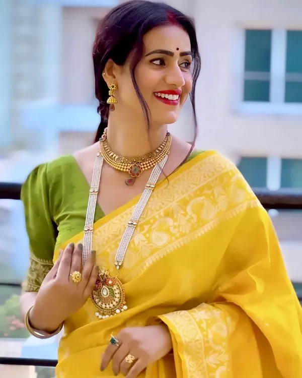 Yellow_Pure_Kanjivaram_Silk_Saree_With_Brocade_Blouse_For_Women