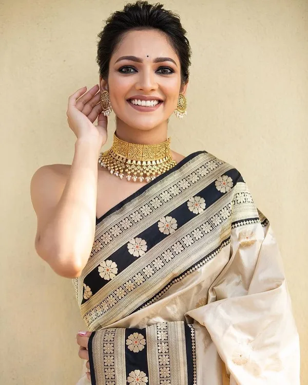Cream_Black_Pure_Kanjivaram_Silk_Saree_With_Brocade_Blouse_For_Women