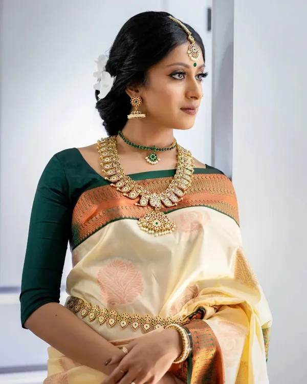 White_Pure_Kanjivaram_Silk_Saree_With_Brocade_Blouse_For_Women