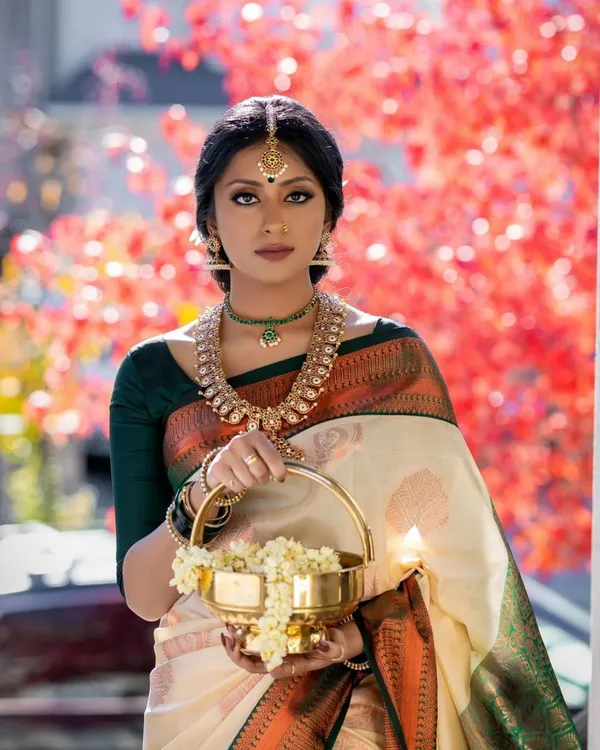 White_Pure_Kanjivaram_Silk_Saree_With_Brocade_Blouse_For_Women