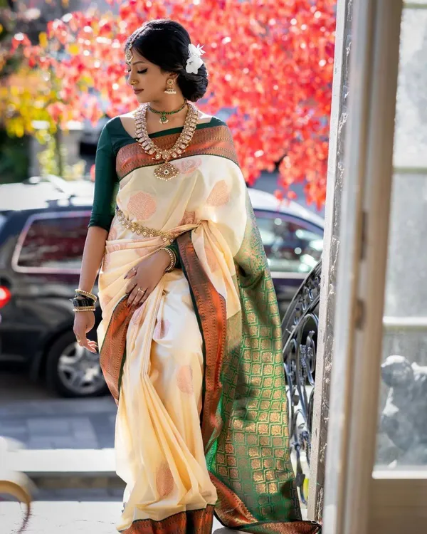 White_Pure_Kanjivaram_Silk_Saree_With_Brocade_Blouse_For_Women