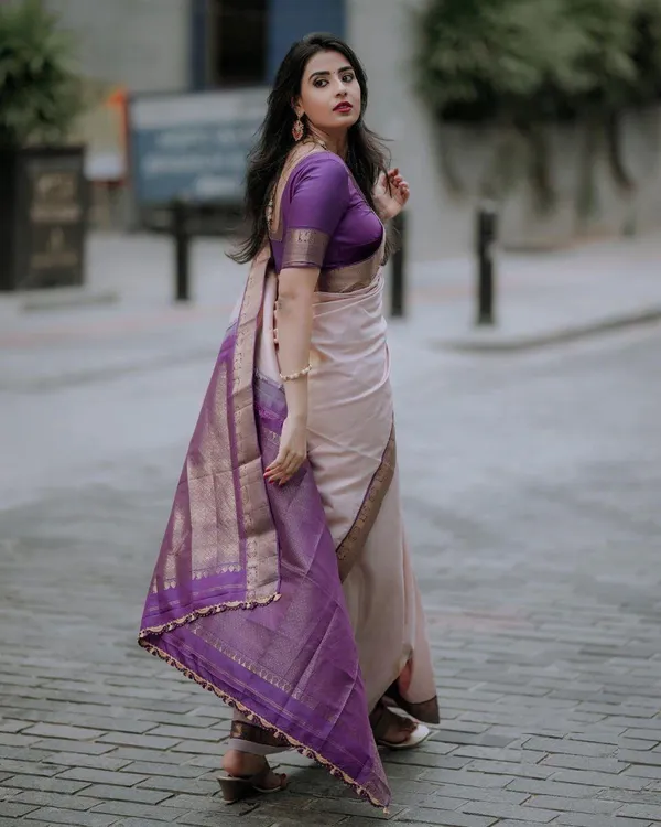 Lovendore_Pure_Kanjivaram_Silk_Saree_With_Brocade_Blouse_For_Women