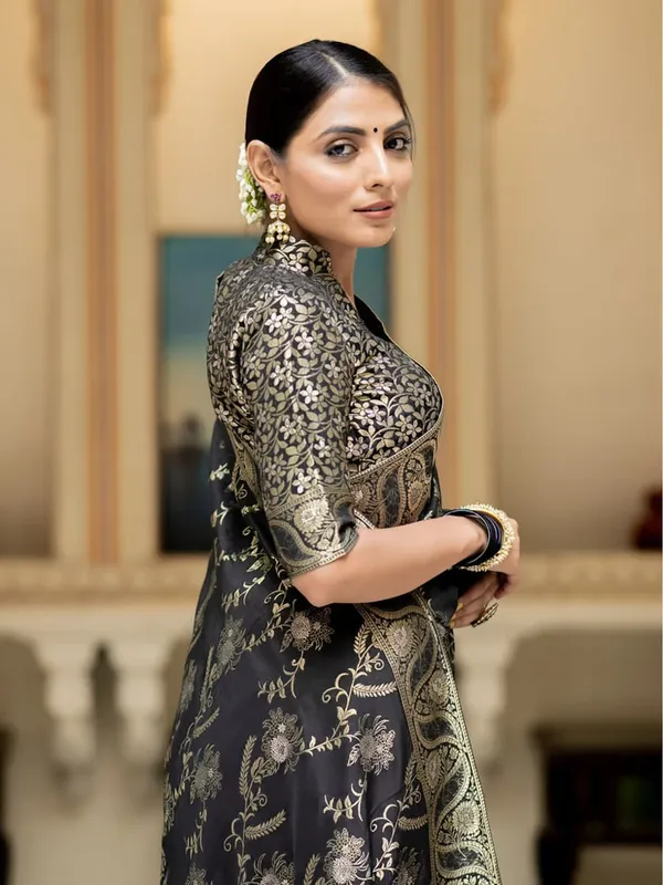 Black_Pure_Kanjivaram_Silk_Saree_With_Brocade_Blouse_For_Women