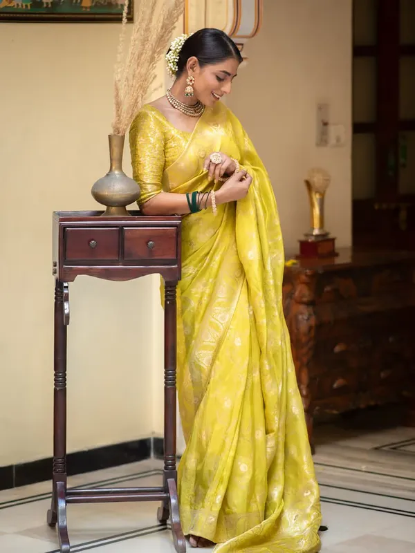 Lemon_Pure_Kanjivaram_Silk_Saree_With_Brocade_Blouse_For_Women