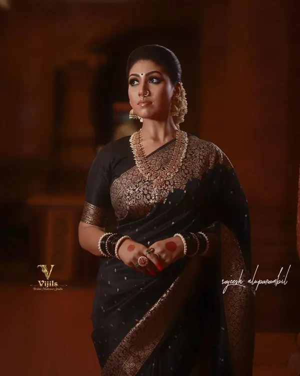 Black_Pure_Kanjivaram_Silk_Saree_With_Brocade_Blouse_For_Women