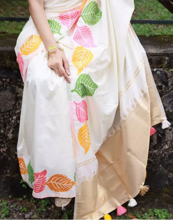 White_Pure_Kanjivaram_Silk_Saree_With_Brocade_Blouse_For_Women