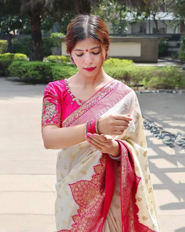 White_Pure_Kanjivaram_Silk_Saree_With_Brocade_Blouse_For_Women