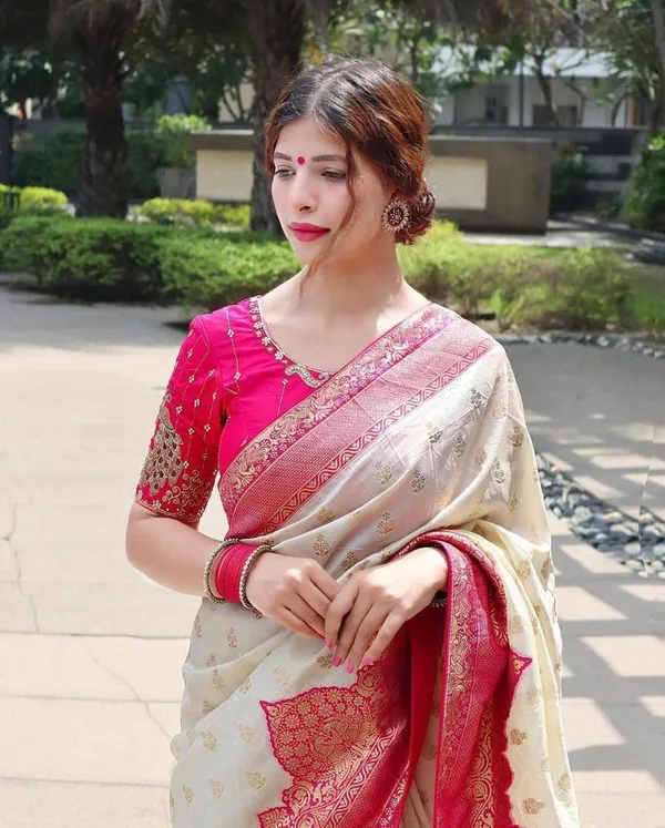 White_Pure_Kanjivaram_Silk_Saree_With_Brocade_Blouse_For_Women