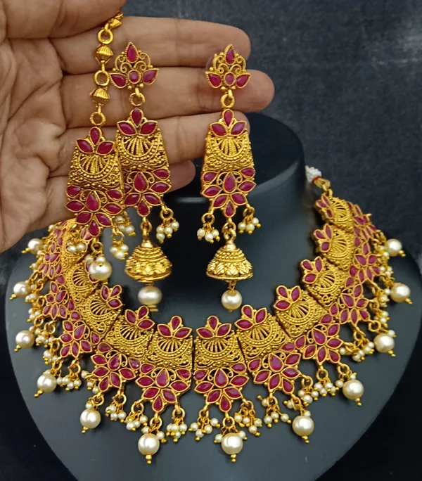 https://cdn-image.blitzshopdeck.in/ShopdeckCatalogue/tr:f-webp,w-600,fo-auto/655f446d02d8dc3ec146a77e/media/Bridal_Style_Ruby_Pink_CZ_Pearls_Copper_Gold_Plated_Beautiful_Jewellery_Set_B3VLEVK5YS_2024-04-04_1.jpg__Evy