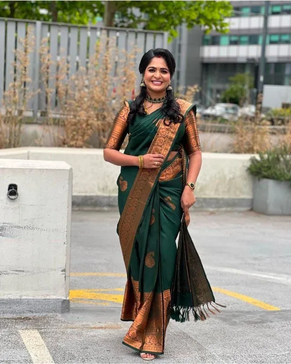 Green_Soft_jequard__Weaving_Silk_Saree