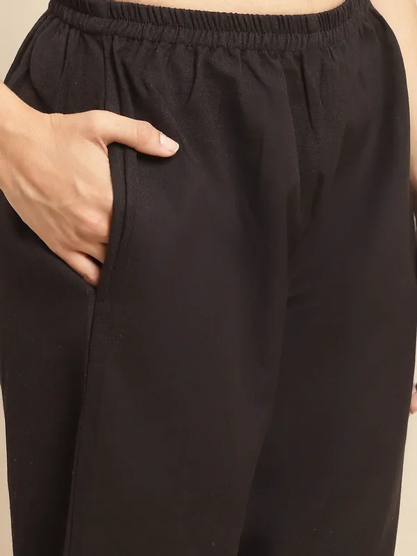 Elegant_Black_Cotton_Kurta_Set_-_Thread_Embroidery_for_All_Occasions_???