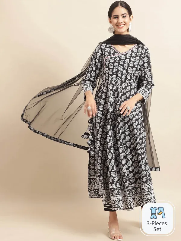 Elegant_Black_Cotton_Kurta_Set_-_Thread_Embroidery_for_All_Occasions_???
