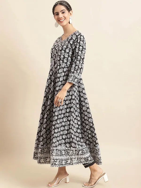 Elegant_Black_Cotton_Kurta_Set_-_Thread_Embroidery_for_All_Occasions_???