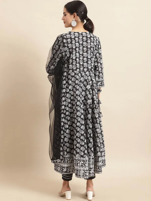 Elegant_Black_Cotton_Kurta_Set_-_Thread_Embroidery_for_All_Occasions_???