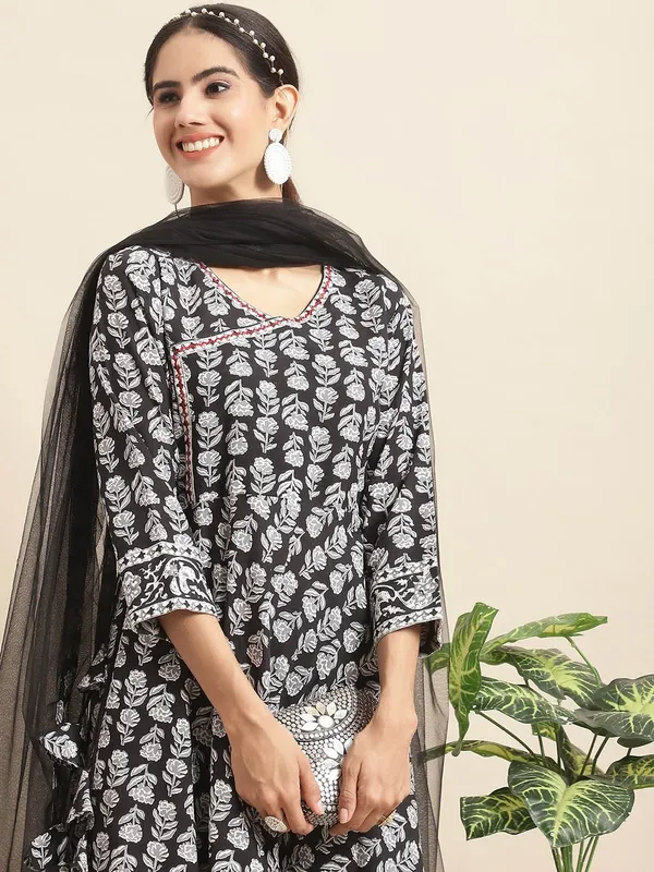 Elegant_Black_Cotton_Kurta_Set_-_Thread_Embroidery_for_All_Occasions_???