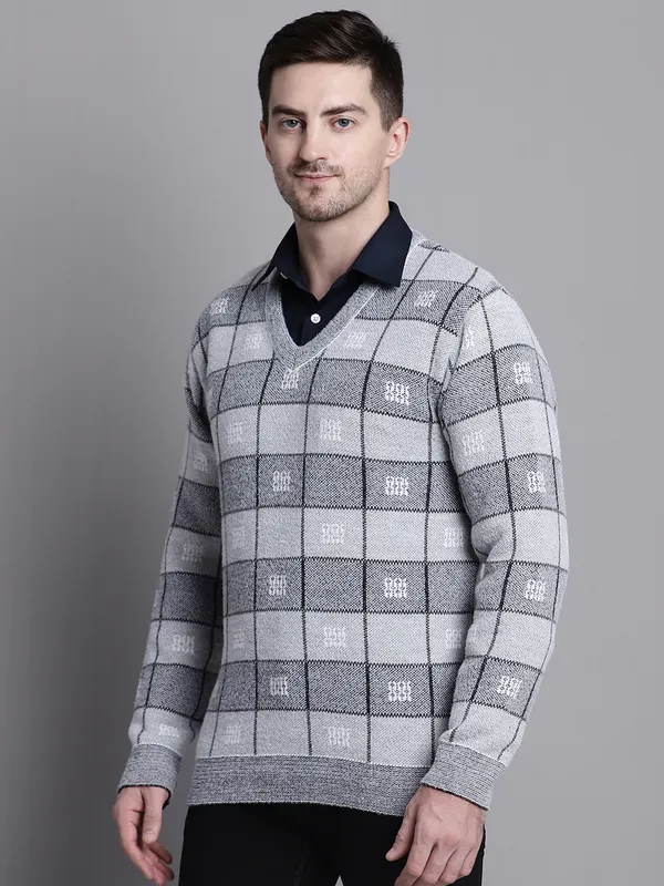 Men_Swade_Premium_Wool_Self_Design_V_Neck_Sweater