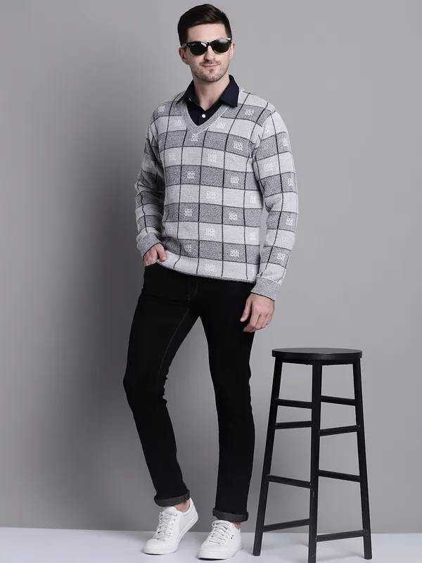 Men_Swade_Premium_Wool_Self_Design_V_Neck_Sweater