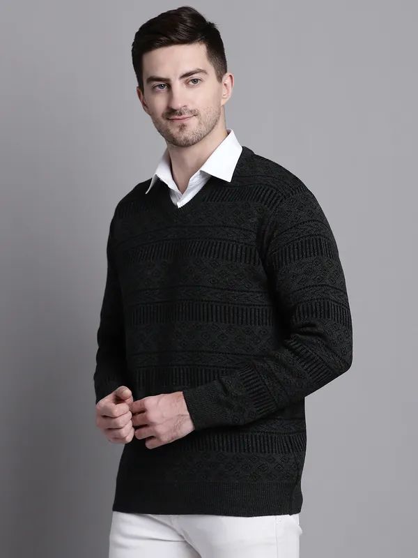 Men_Acrylic_Blend_Wool_Self_Design_V_Neck_Sweater