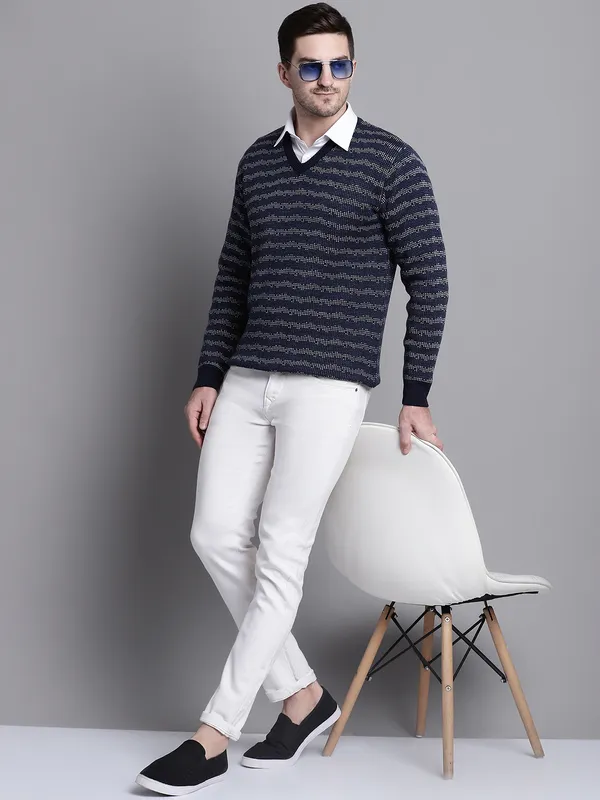 Men_Acrylic_Blend_Wool_Self_Design_V_Neck_Sweater