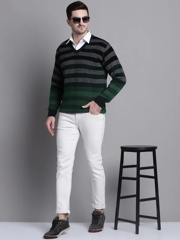 Men_Acrylic_Blend_Wool_Self_Design_V_Neck_Sweater