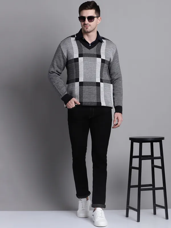 Men_Acrylic_Blend_Wool_Self_Design_V_Neck_Sweater