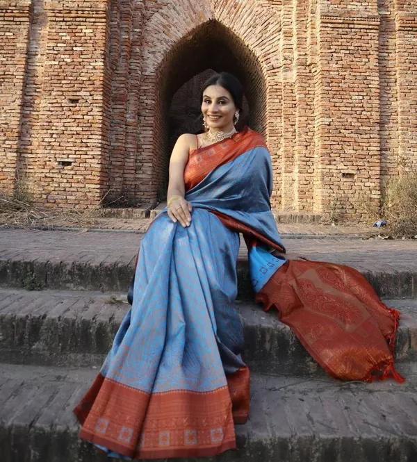 Saree_Is_Elegantly_Decorated_With_Gorgeous_Solid_Jacquard_Weave_That_Gives_A_Perfect_Look_To_Outfit_(ALMAARI-801-_FIROJI_MAROON(00))