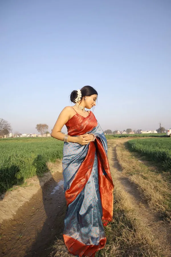 Saree_Is_Elegantly_Decorated_With_Gorgeous_Solid_Jacquard_Weave_That_Gives_A_Perfect_Look_To_Outfit_(ALMAARI-801-_FIROJI_MAROON(00))