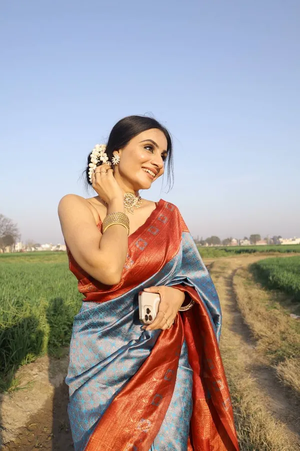 Saree_Is_Elegantly_Decorated_With_Gorgeous_Solid_Jacquard_Weave_That_Gives_A_Perfect_Look_To_Outfit_(ALMAARI-801-_FIROJI_MAROON(00))