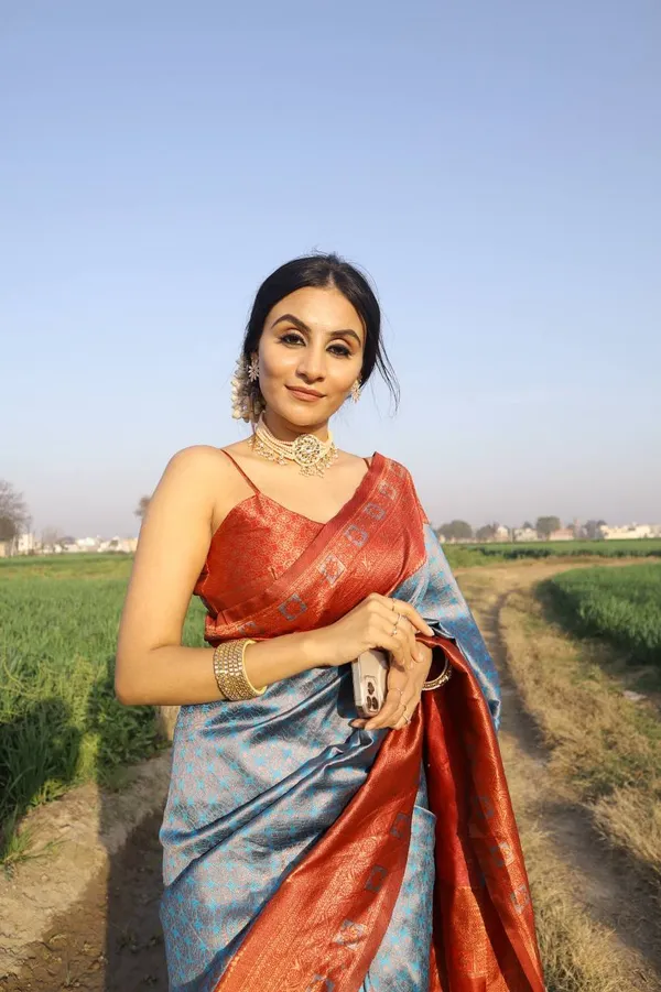 Saree_Is_Elegantly_Decorated_With_Gorgeous_Solid_Jacquard_Weave_That_Gives_A_Perfect_Look_To_Outfit_(ALMAARI-801-_FIROJI_MAROON(00))