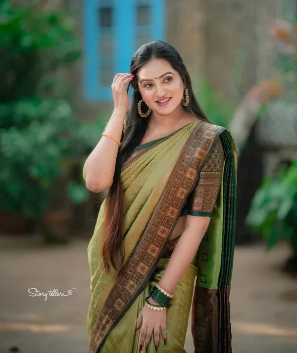 Saree_Is_Elegantly_Decorated_With_Gorgeous_Solid_Jacquard_Weave_That_Gives_A_Perfect_Look_To_Outfit_(ALMAARI-801-_LIGHT_GREEN)