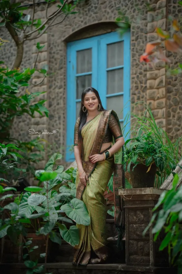 Saree_Is_Elegantly_Decorated_With_Gorgeous_Solid_Jacquard_Weave_That_Gives_A_Perfect_Look_To_Outfit_(ALMAARI-801-_LIGHT_GREEN)
