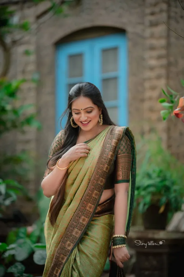 Saree_Is_Elegantly_Decorated_With_Gorgeous_Solid_Jacquard_Weave_That_Gives_A_Perfect_Look_To_Outfit_(ALMAARI-801-_LIGHT_GREEN)