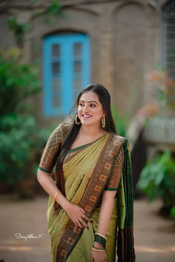 Saree_Is_Elegantly_Decorated_With_Gorgeous_Solid_Jacquard_Weave_That_Gives_A_Perfect_Look_To_Outfit_(ALMAARI-801-_LIGHT_GREEN)