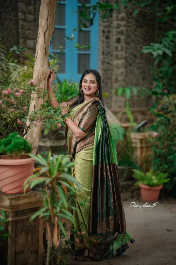 Saree_Is_Elegantly_Decorated_With_Gorgeous_Solid_Jacquard_Weave_That_Gives_A_Perfect_Look_To_Outfit_(ALMAARI-801-_LIGHT_GREEN)