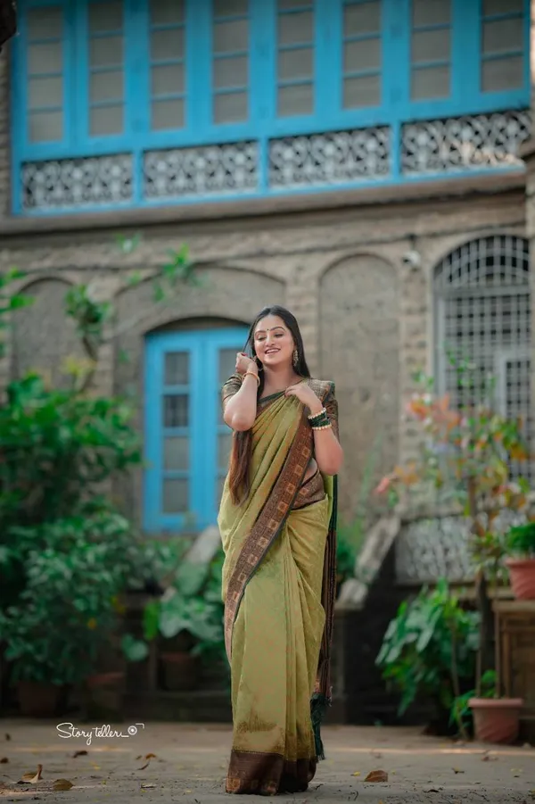 Saree_Is_Elegantly_Decorated_With_Gorgeous_Solid_Jacquard_Weave_That_Gives_A_Perfect_Look_To_Outfit_(ALMAARI-801-_LIGHT_GREEN)