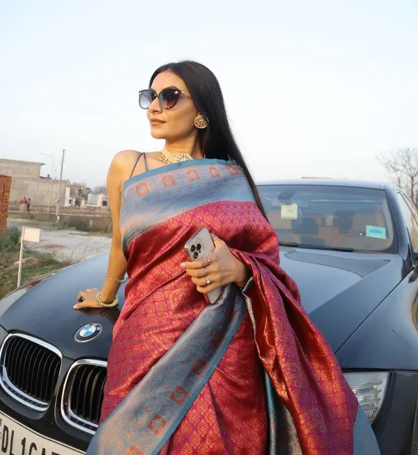 Saree_Is_Elegantly_Decorated_With_Gorgeous_Solid_Jacquard_Weave_That_Gives_A_Perfect_Look_To_Outfit_(ALMAARI-801-_MAGENTA_FIROJI(00))
