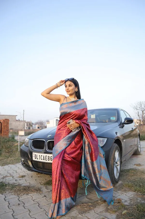 Saree_Is_Elegantly_Decorated_With_Gorgeous_Solid_Jacquard_Weave_That_Gives_A_Perfect_Look_To_Outfit_(ALMAARI-801-_MAGENTA_FIROJI(00))