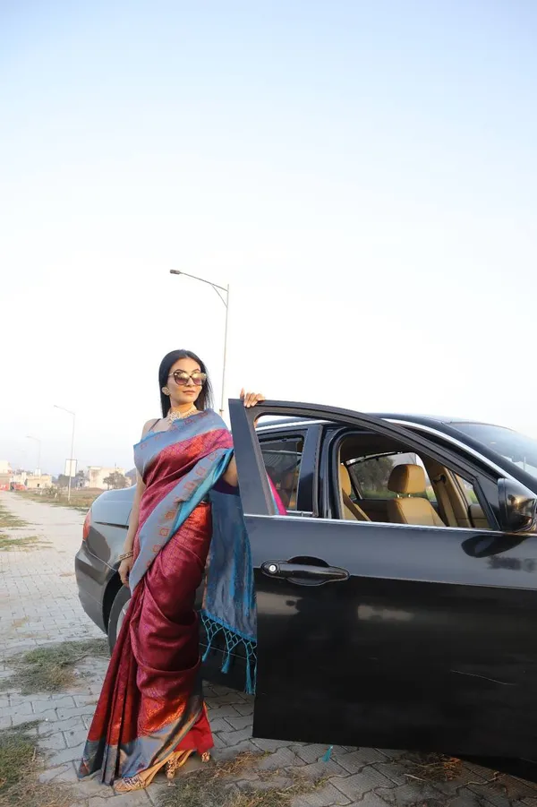 Saree_Is_Elegantly_Decorated_With_Gorgeous_Solid_Jacquard_Weave_That_Gives_A_Perfect_Look_To_Outfit_(ALMAARI-801-_MAGENTA_FIROJI(00))