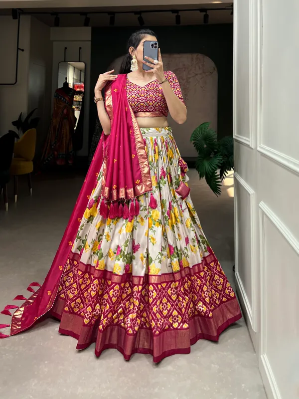 Dola_Silk_Pink_Patola_Print_Traditional_Lehenga_Choli_(Flower_Pink)