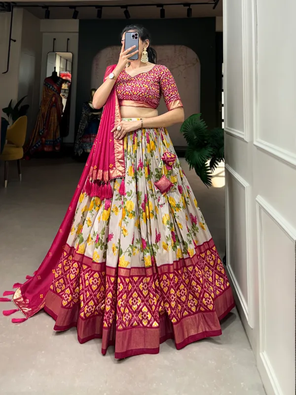 Dola_Silk_Pink_Patola_Print_Traditional_Lehenga_Choli_(Flower_Pink)
