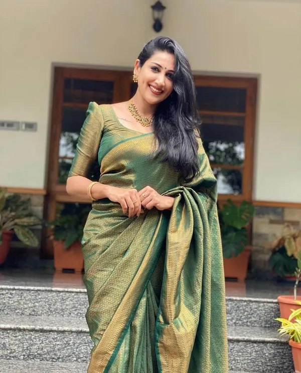 Admirable_Green_Soft_Silk_Saree_Stylish_Blouse_Piece_(MC-229_2FD_GREEN)