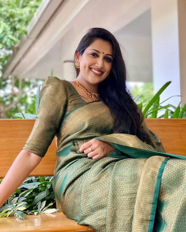 Admirable_Green_Soft_Silk_Saree_Stylish_Blouse_Piece_(MC-229_2FD_GREEN)