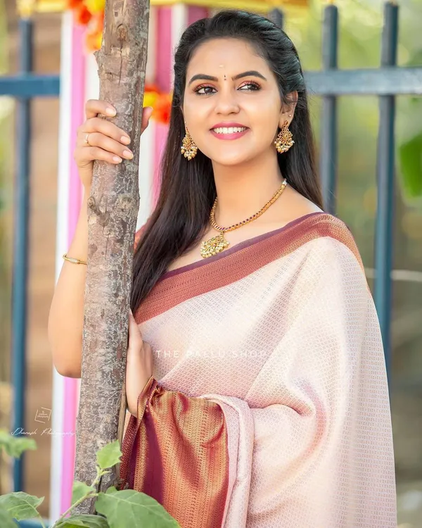 White_Maroon_Zari_Woven_Kanjivaram_Silk_Saree_(MC-229_(3FD)_WHITE-MAROON)