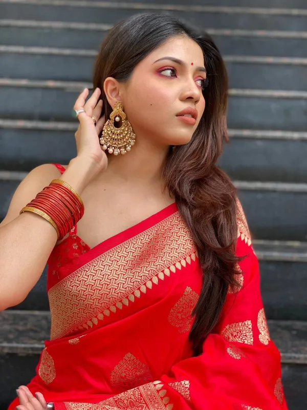 Saree_Is_Elegantly_Decorated_With_Gorgeous_Solid_Jacquard_Weave_That_Gives_A_Perfect_Look_To_Outfit_(MC-556_RED)
